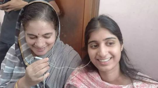 Garima Lohia Wiki, Age, Biography, Parents, Boyfriend, Caste, Education, UPSC Coaching & More 5 Garima with her mother