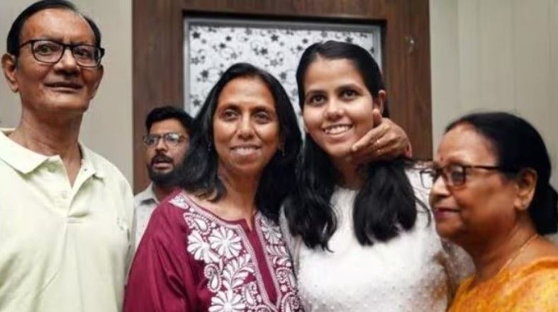 Ishita Kishore (UPSC Topper) Biography, Wiki, Age, Parents, Education, Boyfriend, Marksheet & More 4 Ishita with her family