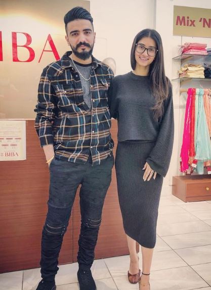Kanwar Chahal Wiki, Age, Wife, Parents, Death Reason, Biography, Songs & More 6 Kanwar with his friend