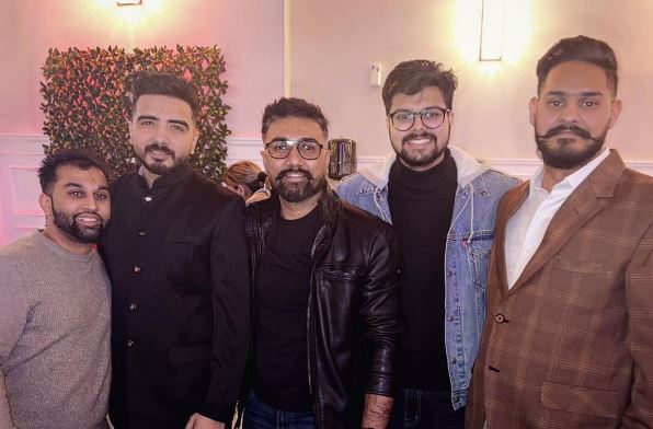 Kanwar Chahal Wiki, Age, Wife, Parents, Death Reason, Biography, Songs & More 11 Kanwar with his friends