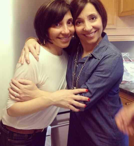 Linda Yaccarino Biography, Wiki, Age, Husband, Children, Net Worth, Education, Family & More 7 Linda with her sister