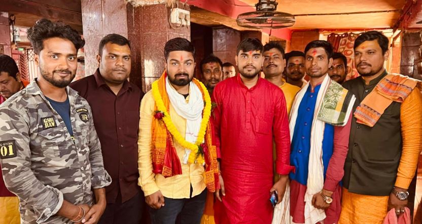 Manish Kashyap (Son of Bihar) Wiki, Age, Latest News, Wife, Parents, Net worth & More 6 Manish Kashyap with friends