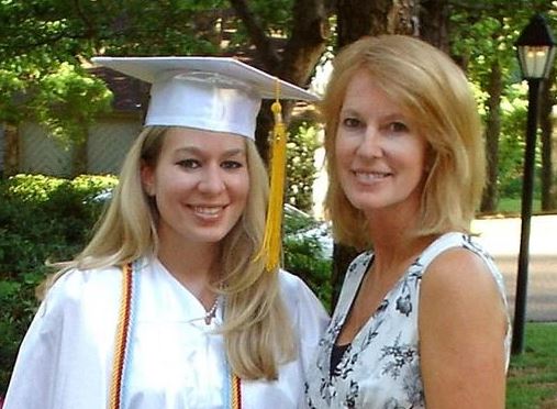 Natalee Holloway Wiki, Age, Parents, Husband, Mother, Siblings, Death Cause, Net worth & More 9 Natalee with her mother