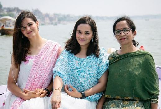 Navjot Simi (IPS Officer) Biography, Age, Husband, Parents, Education, Salary, Marksheet, Wiki & More 6 Navjot with her mom and sister