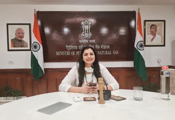 Pari Bishnoi (IAS) Biography, Age, Wiki, Husband, Parents, Education, Salary & More 8 Pari Bishnoi is an IAS officer