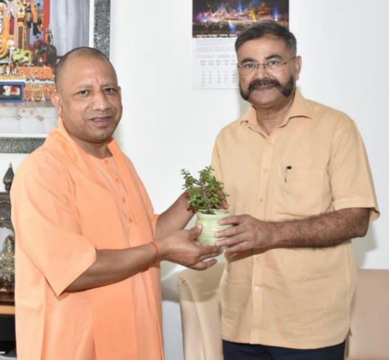 ADG Prashant Kumar (IPS) Wikipedia, Age, Family, Wife, Education, Caste, Biography & More 7 Prashant Kumar with UP's CM Yogi Adityanath