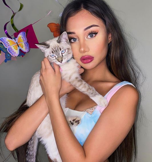 Queen Star Wiki, Age, Height, Parents, Boyfriend, Net Worth, Biography & More 4 Queen with her pet cat
