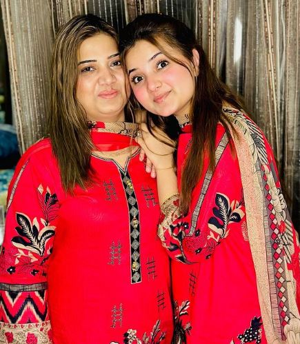 Rabeeca Khan: Age, Height, Wiki, Birthday, Parents, Siblings, Boyfriend, Biography & More 5 Rabeeca with her mother
