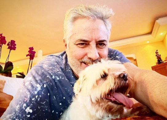 Roberto de Carvalho Wiki (Rita Lee's Husband) Age, Net Worth, Family, Kids, Biography & More 3 Roberto with his pet dog