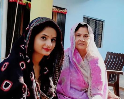 Sapna Chaudhary (Snappy Girls) Wiki, Age, Husband, Daughter, Family, Biography & More 4 Sapna with her mother