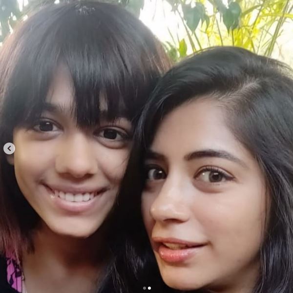 Snehal Rai Wiki, Biography, Age, Husband, Family, Kids, Height, Religion, Net Worth & More 6 Snehal with her sister Sanjana
