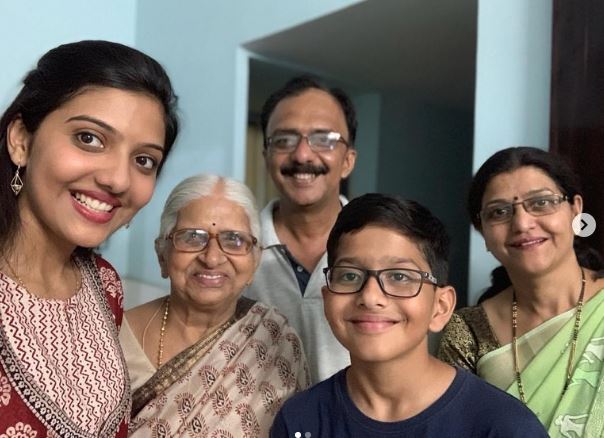 Srushti Deshmukh (IAS) Wiki, Age, Husband, Family, Education, Salary, Marksheet, Biography & More 7 Srushti with her family