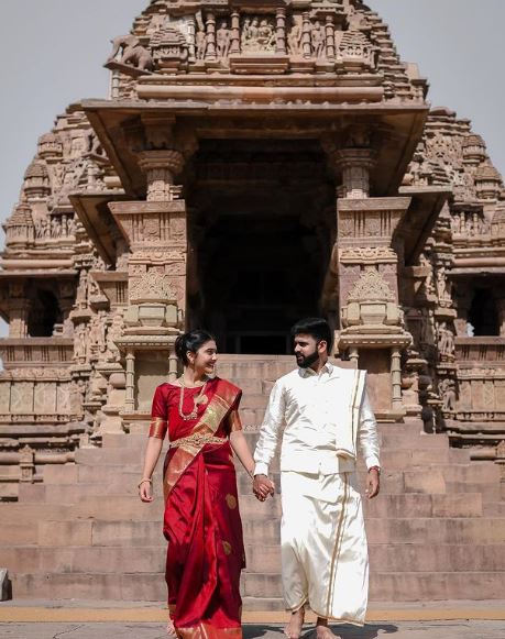 Srushti Deshmukh (IAS) Wiki, Age, Husband, Family, Education, Salary, Marksheet, Biography & More 6 Srushti with her husband Arjun Gowda