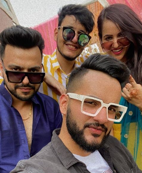 Abhishek Malhan (Fukra Insaan) Wiki, Age, Girlfriend, Bigg Boss OTT, Parents, Brother, Height, Wife, Net worth & More 8 Abhishek with his siblings