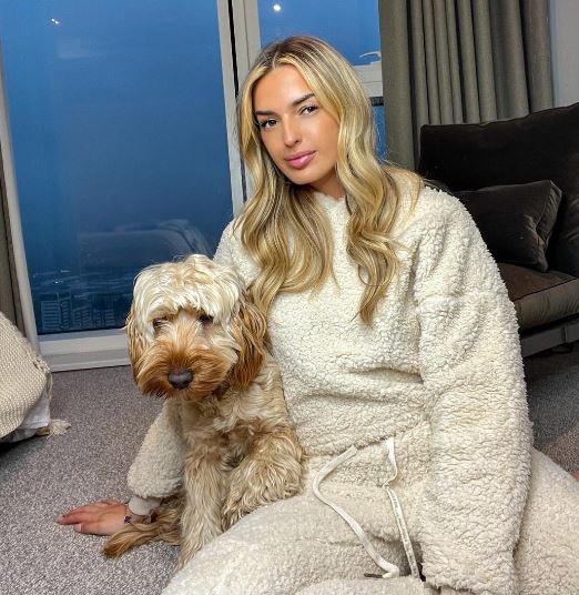Sasha Attwood Wiki: Age, Height, Parents, Sister, Boyfriend, Net Worth, Biography & More 10 Attwood and her pet dog