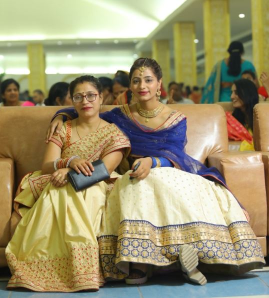 Bhoomika Vasishth Wiki, Biography, Boyfriend, Age, Height, Parents, Affairs & More 4 Bhoomika with her mother