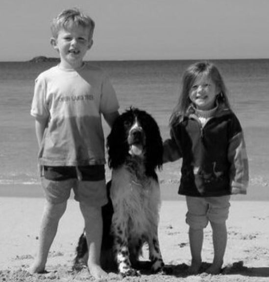 Ellie Macdowall: Wiki, Age, Height, Family, Boyfriend, Net worth, Biography & More 2 Childhood photo of Ellie with her brother