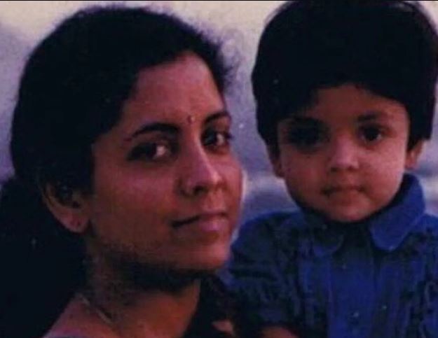 Parakala Vangmayi Wiki (Nirmala Sitharaman's Daughter), Age, Husband, Family, Education, Biography & More 2 Childhood photo of Parakala with her mom Nirmala Sitharaman