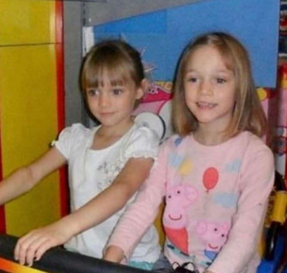 Phoebe Tomlinson (Louis Tomlinson’s Sister) Wiki, Age, Boyfriend, Family, Height, Biography & More 2 Childhood photo of Phoebe with her sister Daisy
