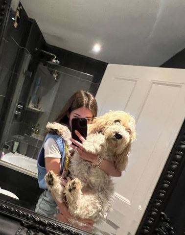 Ellie Macdowall: Wiki, Age, Height, Family, Boyfriend, Net worth, Biography & More 9 Ellie Macdowall with her pet dog
