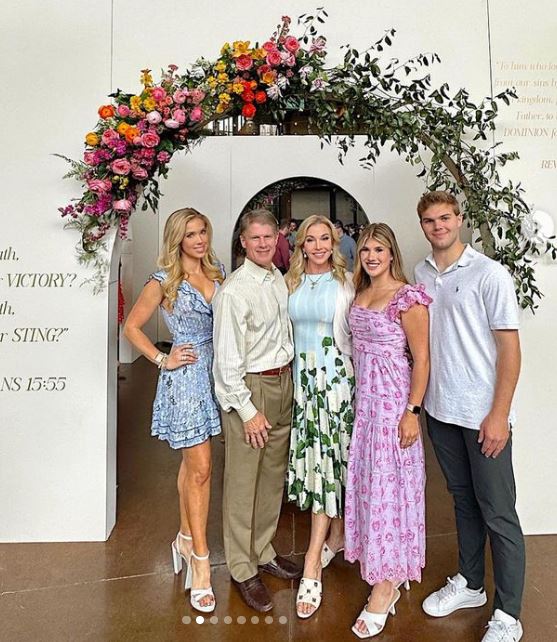 Gracie Hunt Wiki, Age, Husband, Kids, Instagram, Parents, Grandmother, Net worth & More 4 Gracie with her family
