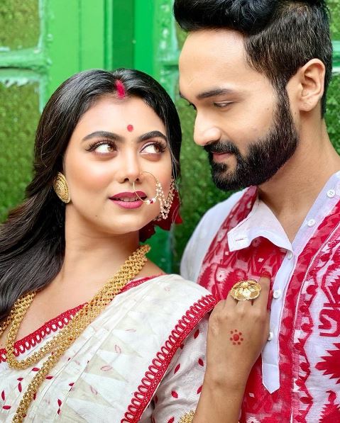 Idhika Paul Wiki, Biography, Age, Height, Boyfriend, Family, Net Worth & More 8 Idhika with co-star Dhruba Jyoti Sarkar