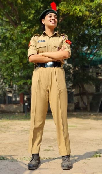 Ishita Shukla Wiki (Ravi Kishan's Daughter), Age, Mother, Boyfriend, Biography & More 6 Ishita Shukla height