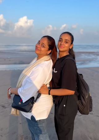 Ishita Shukla Wiki (Ravi Kishan's Daughter), Age, Mother, Boyfriend, Biography & More 9 Ishita Shukla with her mother Preeti Kishan