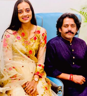 Ishita Shukla Wiki (Ravi Kishan's Daughter), Age, Mother, Boyfriend, Biography & More 8 Ishita with her father Ravi Kishan