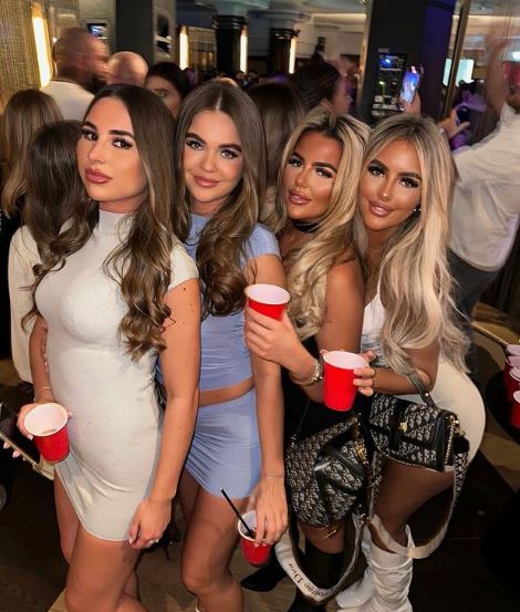Jess Harding (Love Island) Wiki, Age, Boyfriend, Parents, Net worth, Height & Facts 7 Jess with her friends