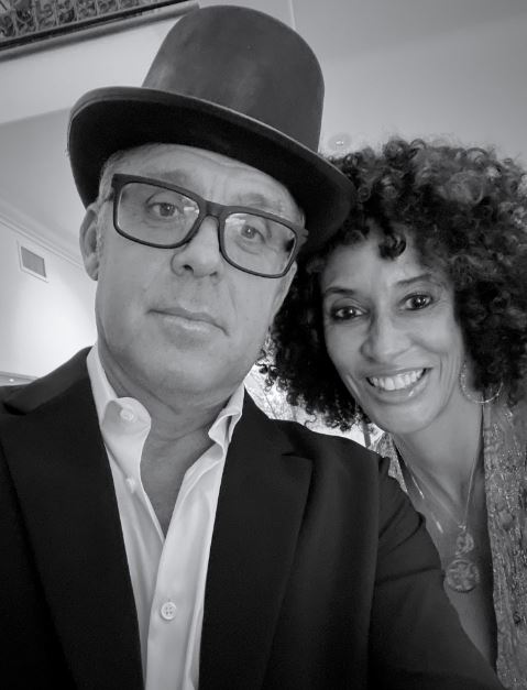 Laura Cathcart Robbins (Writer) Wiki, Husband, Age, Family, Books, Biography & More 7 Laura with her current boyfriend Scott Slaughter