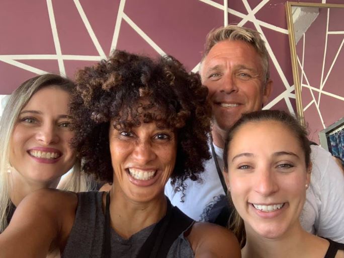 Laura Cathcart Robbins (Writer) Wiki, Husband, Age, Family, Books, Biography & More 3 Laura with her friends