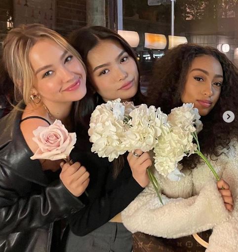 Lisa Yamada (Actress) Wiki, Age, Height, Boyfriend, Ethnicity, Parents, Biography & More 3 Lisa with her friends