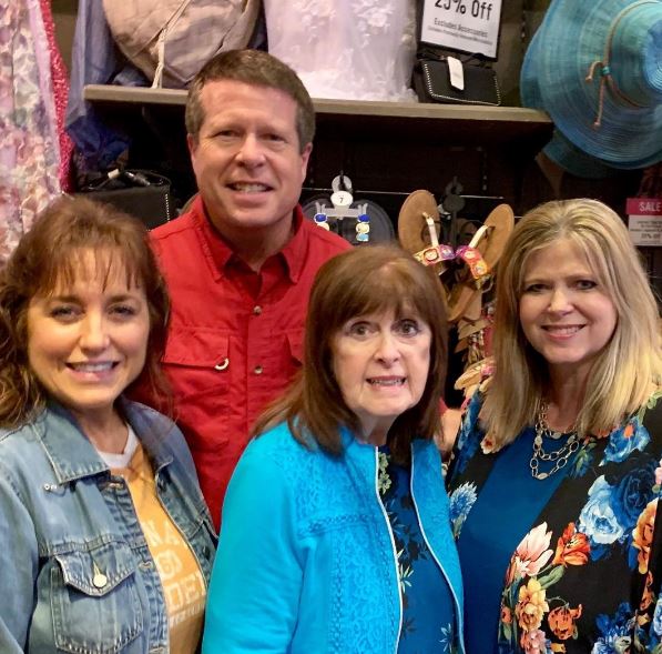 Michelle Duggar Wiki, Biography, Age, Husband, Children, Family, Net Worth & More 5 Michelle with her mom & husband