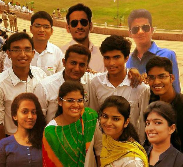 Mudita Sharma (IAS) Wiki, Age, Birthday, Boyfriend, Parents, Salary, UPSC Biography & Facts 8 Mudita with her friends