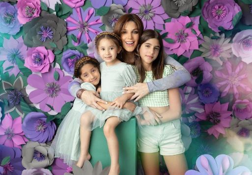 Natalia Alcocer with her daughters
