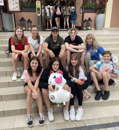Oliver Bonk Height, Weight, Age, Parents, Girlfriend, Net worth, Biography, Wiki & More 9 Oliver with his friends