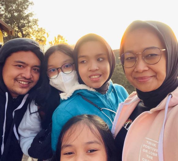 Putri Ariani Biography, Wiki, Age, Parents, Religion, Biodata, Songs, Nationality & More 3 Putri Ariani and her family