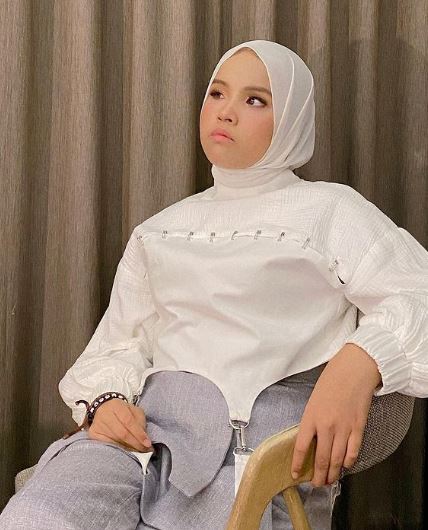 Putri Ariani Biography, Wiki, Age, Parents, Religion, Biodata, Songs, Nationality & More 12 Putri Ariani is Blind