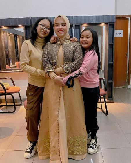Putri Ariani Biography, Wiki, Age, Parents, Religion, Biodata, Songs, Nationality & More 9 Putri with her sisters