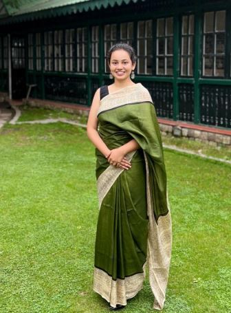 Ria Dabi (Tina Dabi's Sister) Wiki, Age, IAS, Husband, Family, Birthday, Salary, Net Worth, Height & More 9 Ria Dabi height