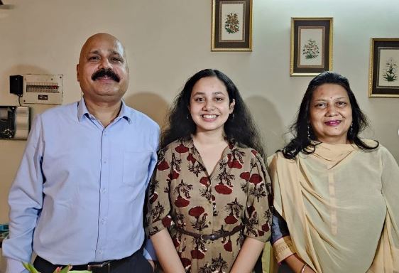 Ria Dabi (Tina Dabi's Sister) Wiki, Age, IAS, Husband, Family, Birthday, Salary, Net Worth, Height & More 4 Ria Dabi with her parents