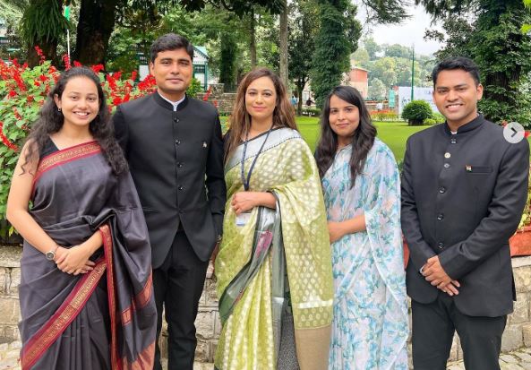 Ria Dabi (Tina Dabi's Sister) Wiki, Age, IAS, Husband, Family, Birthday, Salary, Net Worth, Height & More 3 Ria with her friends