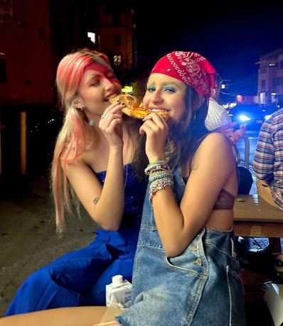 Sami Sheen Wiki, Age, Net Worth, Height, Parents, Boyfriend, Biography & More 8 Sami with her friend