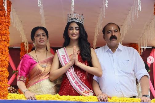 Sini Shetty (Miss India) Wiki, Biography, Age, Height, Parents, Education, Boyfriend & Facts 4 Sini Shetty with her parents