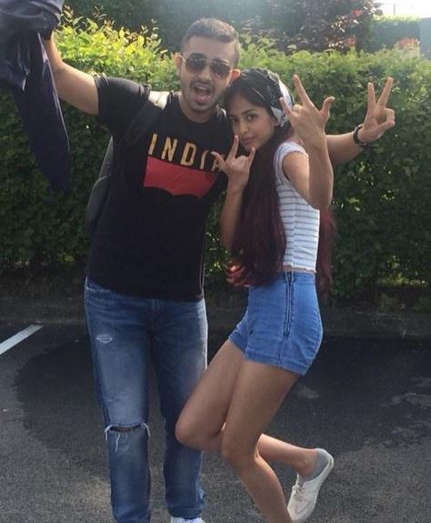 Sini Shetty (Miss India) Wiki, Biography, Age, Height, Parents, Education, Boyfriend & Facts 7 Sini with her brother Shikin Shetty