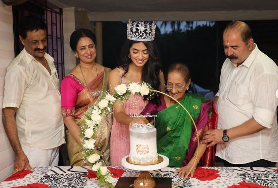 Sini Shetty (Miss India) Wiki, Biography, Age, Height, Parents, Education, Boyfriend & Facts 3 Sini with her family