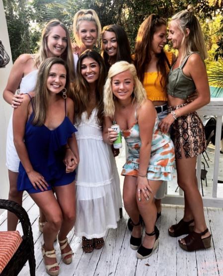 Taylor Ann Green Wiki, Age, Net Worth, Boyfriend, Family, Ethnicity, Height & More 6 Taylor Ann with her friends