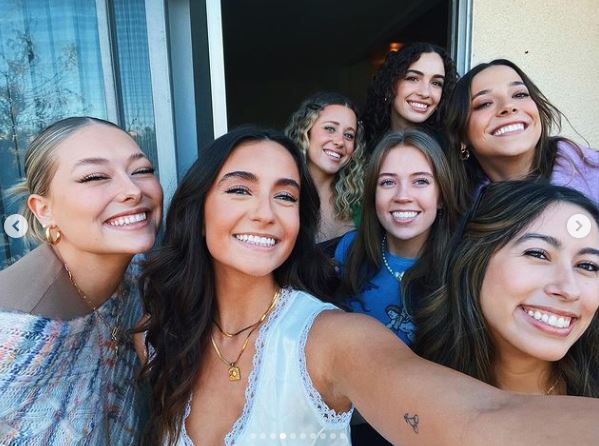 Elinor Williams (Treat Williams' Daughter) Wiki, Biography, Age, Boyfriend, Family, Height & More 8 Williams and her friends