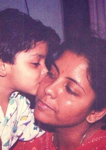Parakala Vangmayi Wiki (Nirmala Sitharaman's Daughter), Age, Husband, Family, Education, Biography & More 3 Young Vangmayi with her mothe